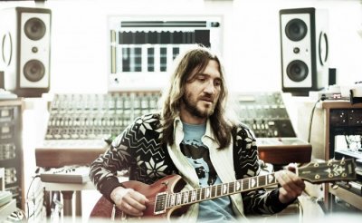 Бывший гитарист Red Hot Chili Peppers выкладывает свою музыку для бесплатного скачивания