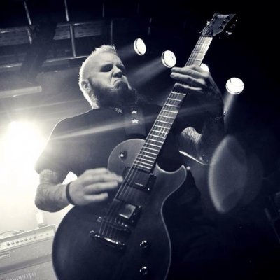 Тэд Халлоус покидает American Head Charge